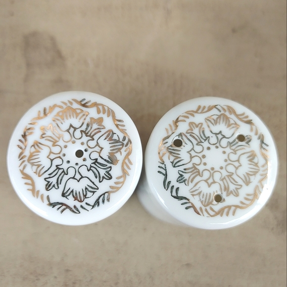 Vintage 90s New York The Big Apple Ceramic Salt And Pepper Shakers Souvenir Set - Picture 6 of 8